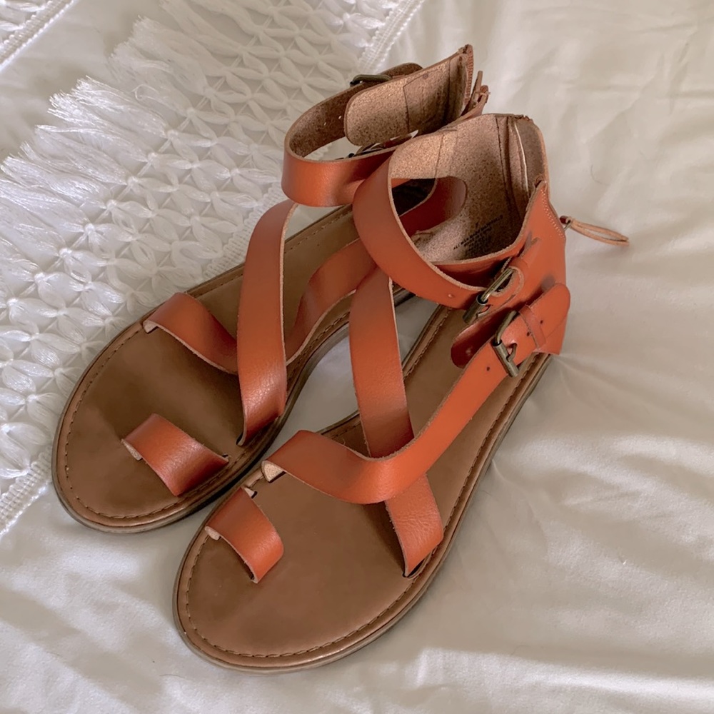 Sandals with zipper by the heel